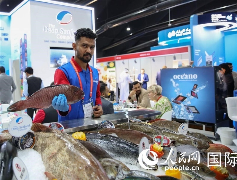 海灣食品展上，一位展商在展示海產(chǎn)品。人民網(wǎng) 塔里克·易卜拉欣攝
