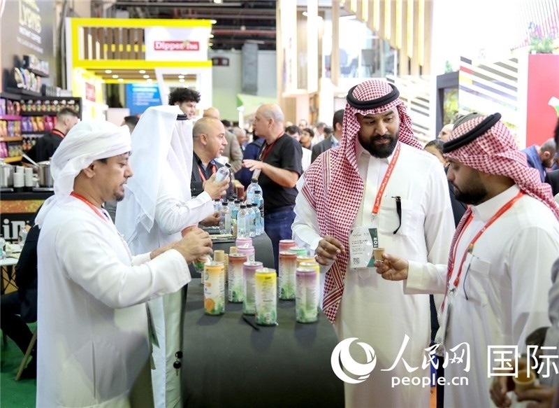 圖為專業(yè)觀眾在海灣食品展飲料展區(qū)參觀。人民網(wǎng) 塔里克·易卜拉欣攝