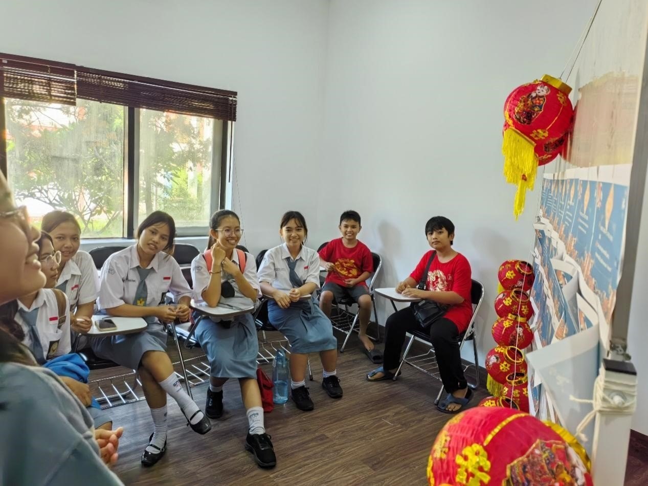 學生們踴躍參與猜燈謎活動。巴陵康孔子學院供圖