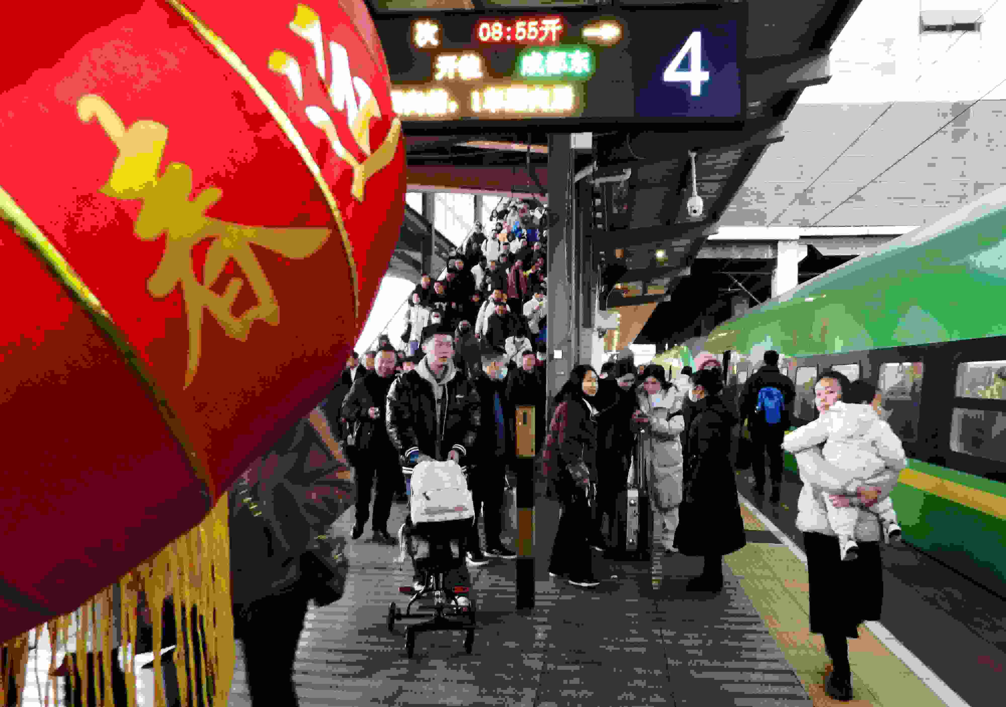 △ 2024年1月26日，四川省達州市車站，準備乘坐“復興號”動車組列車出行的旅客。