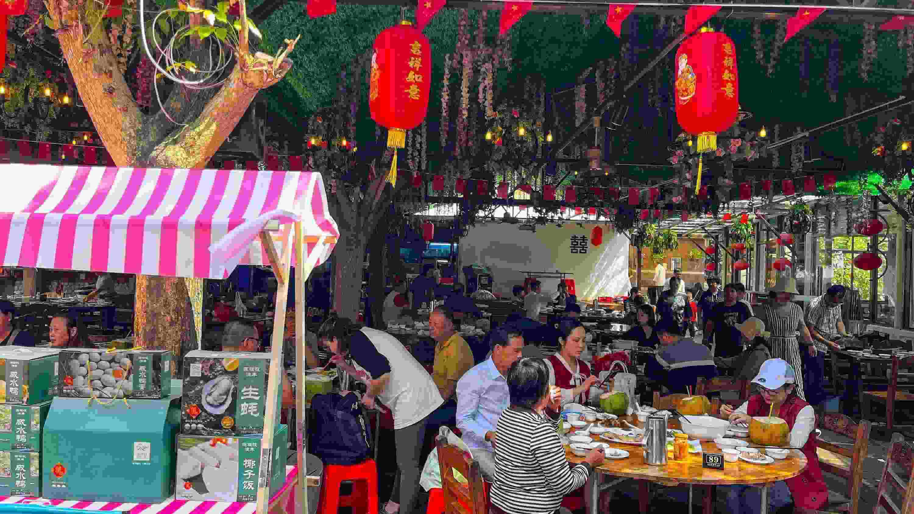 △ 2024年2月17日，春節(jié)假期最后一天，?？卩l(xiāng)村旅游持續(xù)火爆，眾多游客前往漁家樂品嘗特色海鮮和鄉(xiāng)村美食。