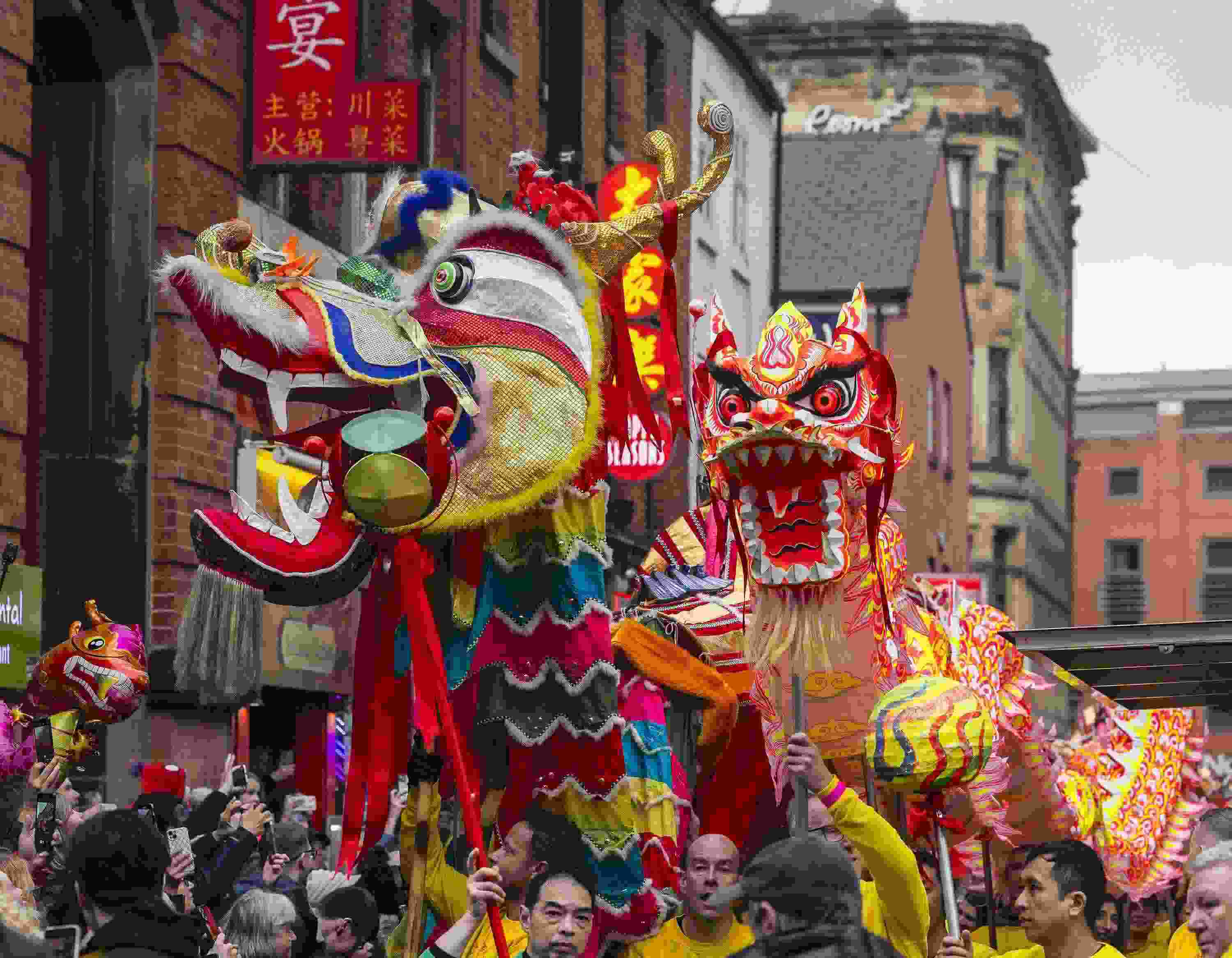 △ 當?shù)貢r間2024年2月11日，英國曼徹斯特，表演者進入中國城，參加中國農(nóng)歷龍年春節(jié)的慶?；顒?。