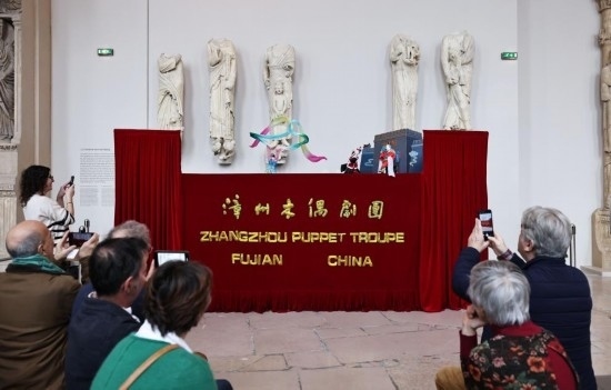 2月10日，在位于法國(guó)巴黎埃菲爾鐵塔附近的“建筑與遺產(chǎn)之城”博物館，觀眾欣賞漳州布袋木偶戲。新華社記者高靜攝