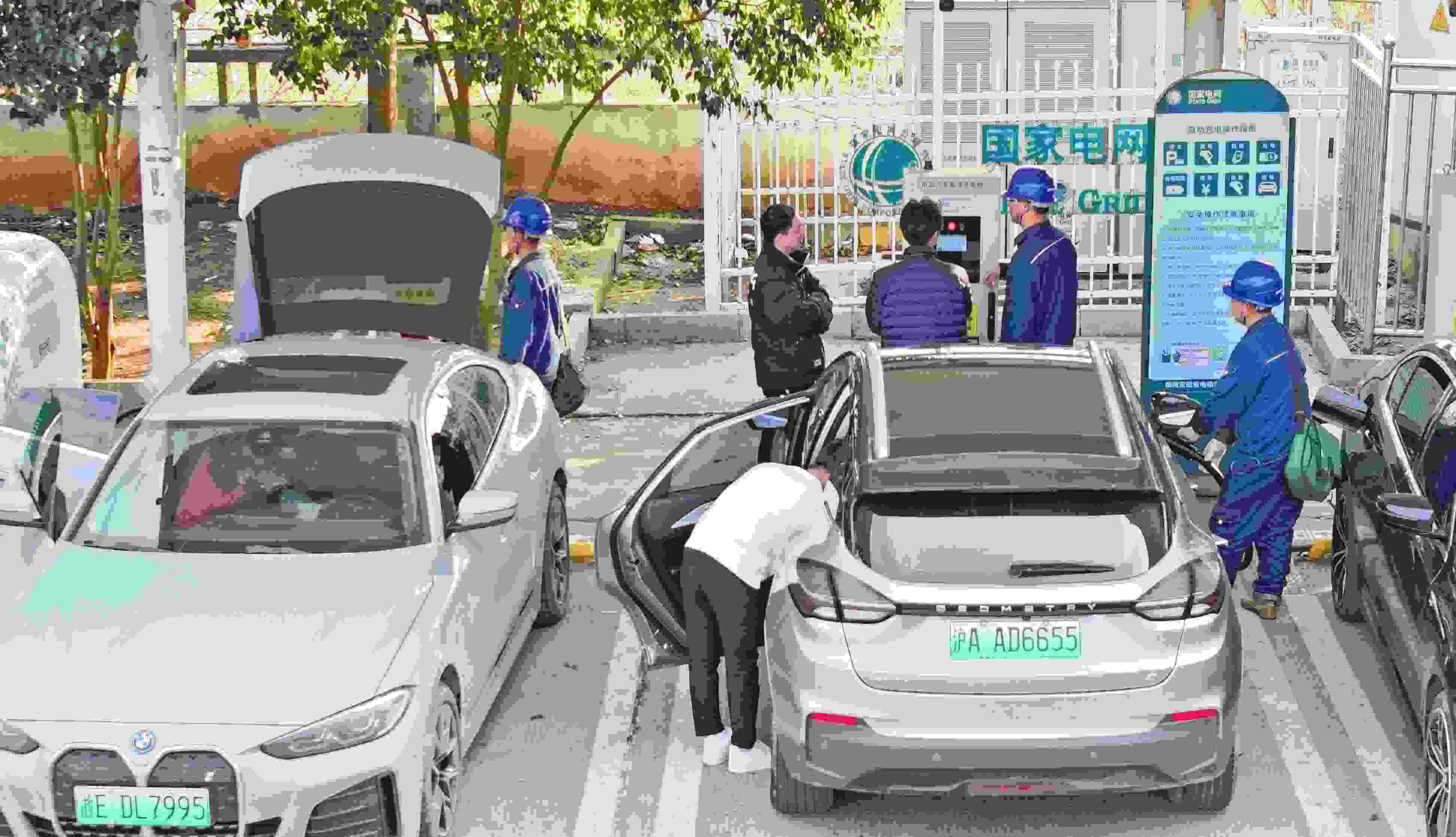 △ 2024年2月17日，安徽滁州來安縣大英鎮(zhèn)境內(nèi)的G36寧洛高速曹莊服務區(qū)，滁州市供電公司工作人員協(xié)助電動汽車車主高效解決充電中遇到的問題。