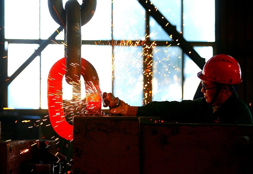 △ 2024年2月17日，青島市，即墨區(qū)靈山街道一家錨鏈企業(yè)，工人正在忙碌。