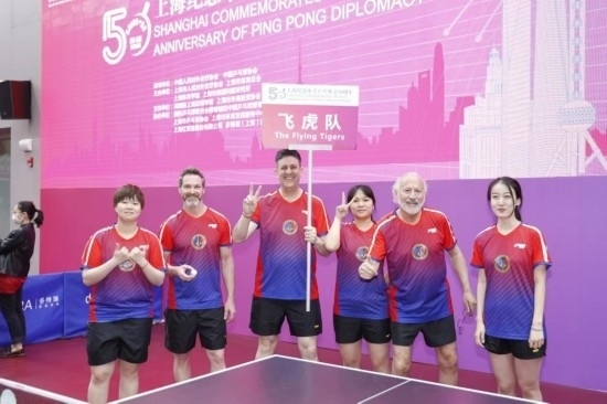 2021年，歐君廷（左三）參加上海紀念中美乒乓外交50周年活動