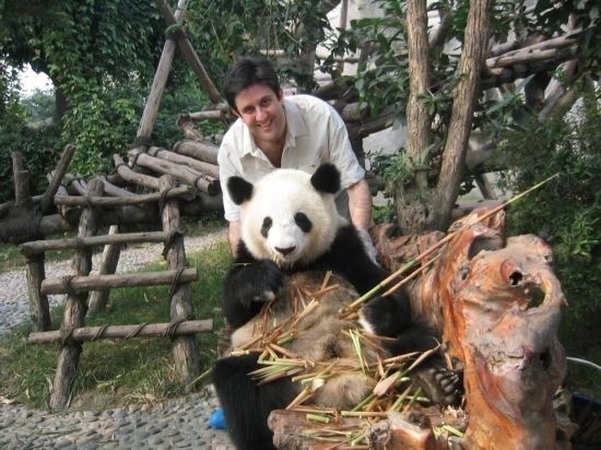 2006年，歐君廷在四川成都和熊貓合影