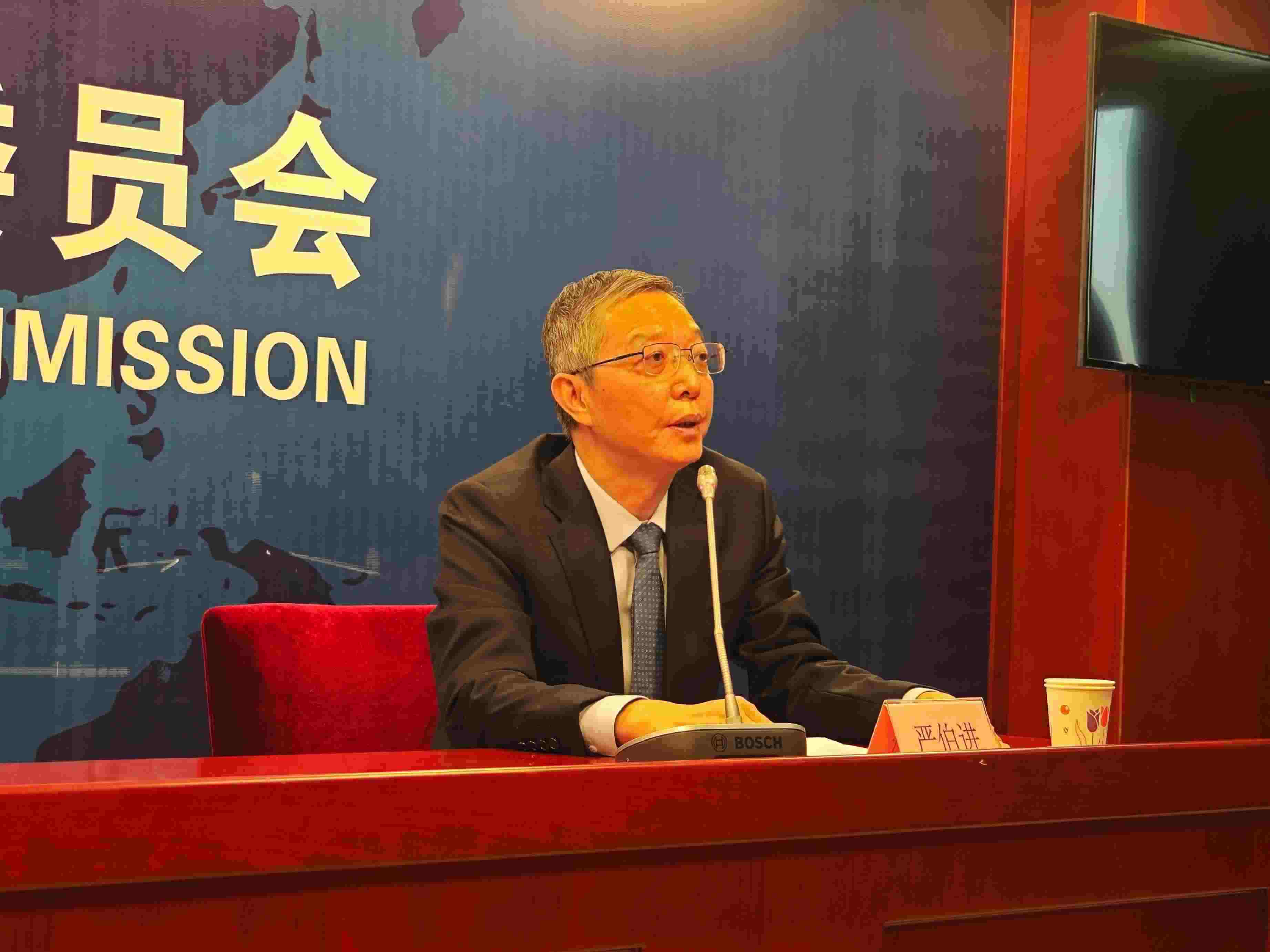 2月23日，嚴(yán)伯進(jìn)在證監(jiān)會(huì)例行新聞發(fā)布會(huì)現(xiàn)場(chǎng)。 人民網(wǎng) 黃盛 攝