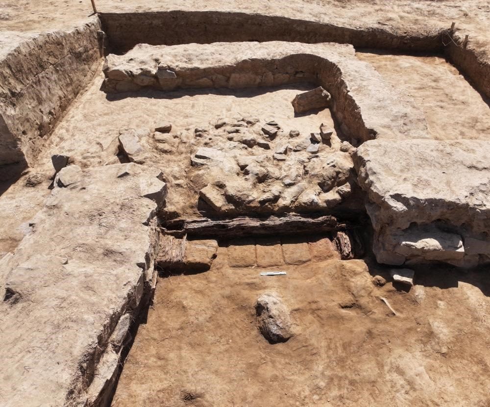 這是都蘭熱水墓群北一區(qū)M37號(hào)（“羊圈墓”）祭祀建筑的木質(zhì)門構(gòu)。