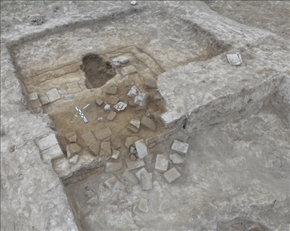 這是都蘭熱水墓群北一區(qū)M37號(hào)（“羊圈墓”）祭臺(tái)的砌磚。