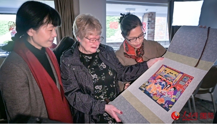 贈送舟山漁民畫。人民網(wǎng) 郭錦標(biāo)攝