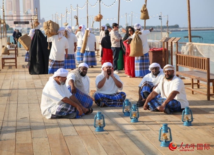 演藝人員展示售賣產(chǎn)品的場景。人民網(wǎng) 塔里克·易卜拉欣攝