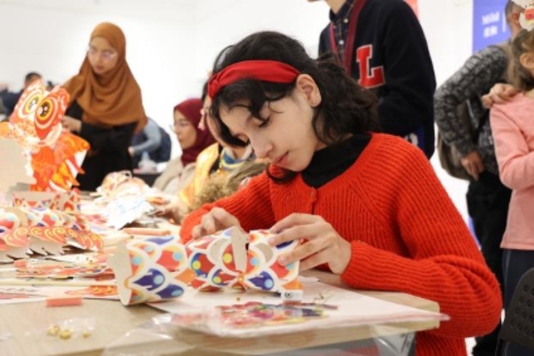 參與者在制作元宵彩燈。拉巴特中國(guó)文化中心供圖