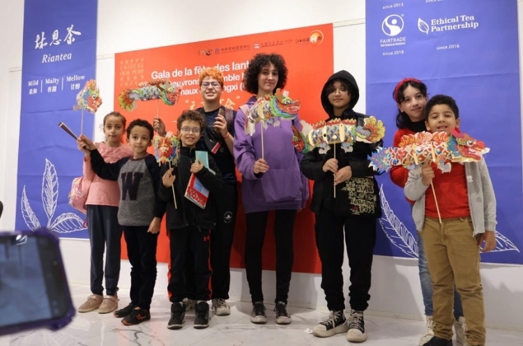 孩子們拿著元宵彩燈合影。拉巴特中國(guó)文化中心供圖