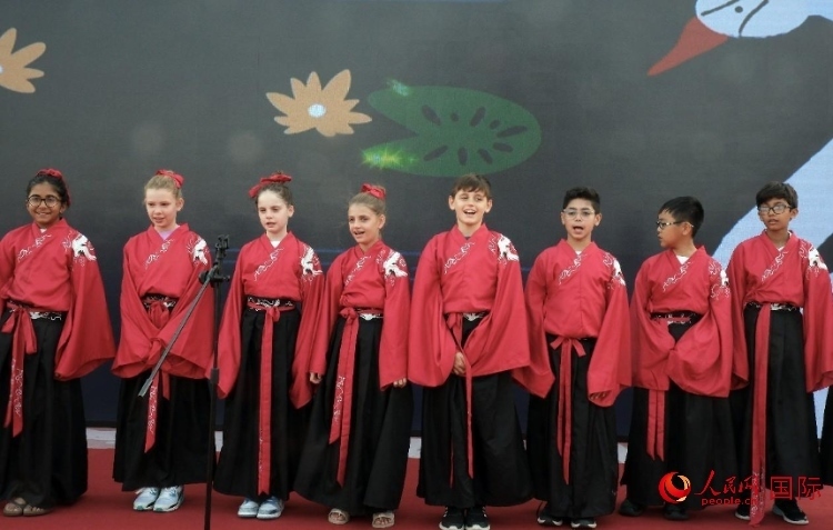 來自世界各地的小朋友一同誦讀中國古詩。人民網(wǎng) 滕婧含攝