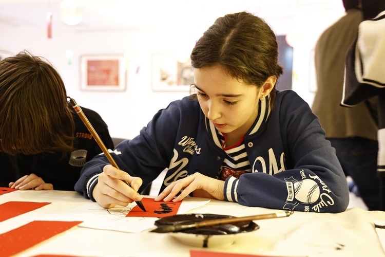 羅馬尼亞小朋友書寫毛筆字。中國文化中心供圖