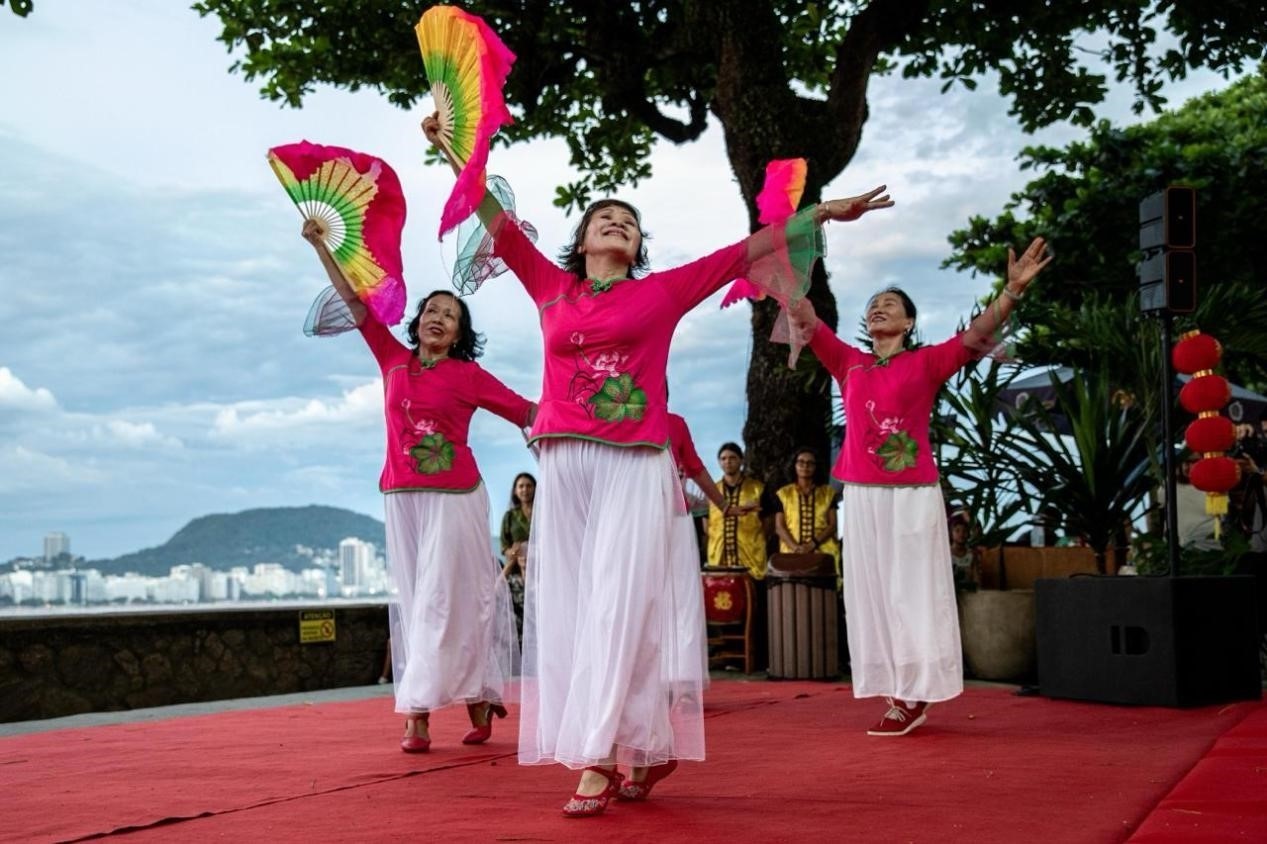 當(dāng)?shù)貢r間2月24日晚，2024年元宵節(jié)慶?；顒釉诎臀骼锛s熱內(nèi)盧市科帕卡巴納要塞舉辦。巴西山河文化促進(jìn)中心供圖