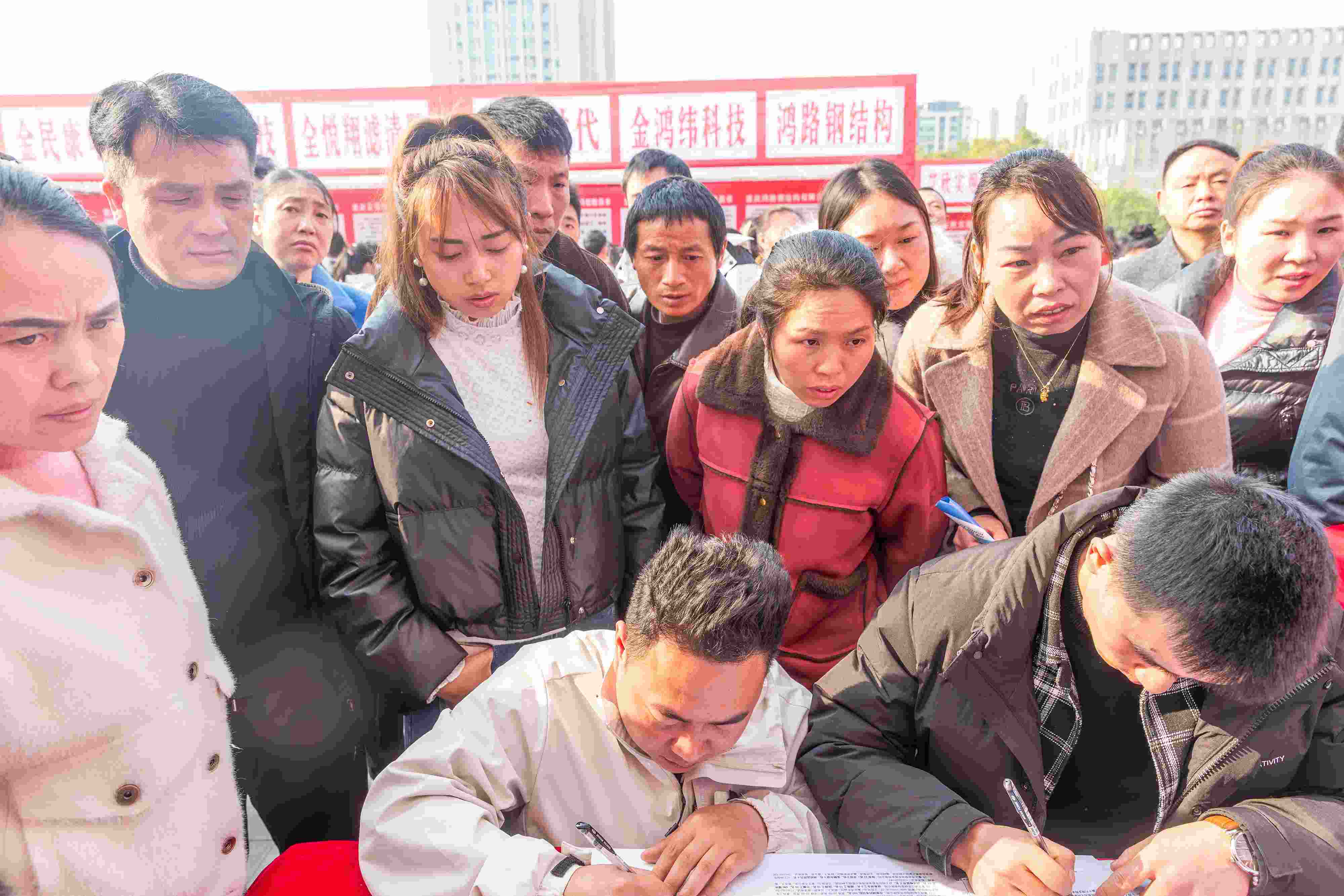 △ 2024年2月19日，重慶市南川區(qū)舉辦2024“春風(fēng)行動”招聘會，為企業(yè)和求職者牽線搭橋，助力務(wù)工人員返崗就業(yè)、企業(yè)復(fù)產(chǎn)復(fù)工。