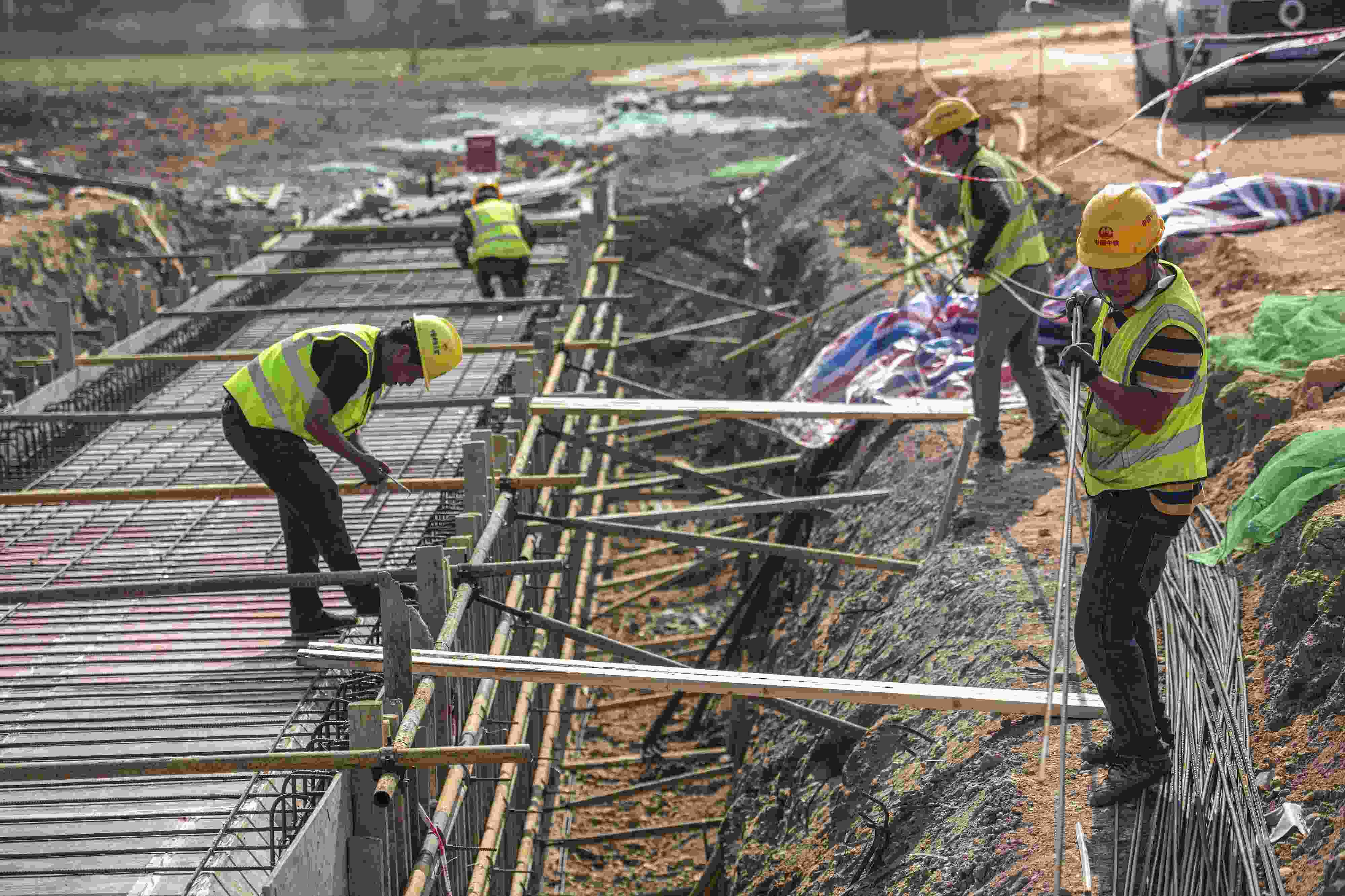 △ 2024年2月20日，海南省瓊海市，工程機(jī)械在博鰲樂城國際醫(yī)療旅游先行區(qū)康健路上加緊施工。