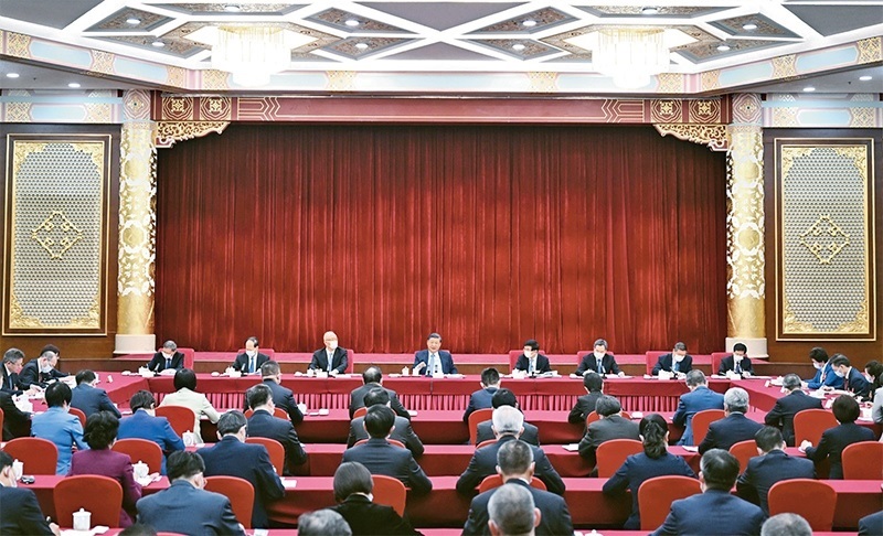 2023年3月6日，中共中央總書記、國家主席、中央軍委主席習(xí)近平看望參加全國政協(xié)十四屆一次會議的民建、工商聯(lián)界委員，并參加聯(lián)組會，聽取意見和建議。中共中央政治局常委、全國政協(xié)十四屆一次會議主席團(tuán)會議主持人王滬寧，中共中央政治局常委蔡奇、丁薛祥參加看望和討論。 新華社記者 謝環(huán)馳/攝