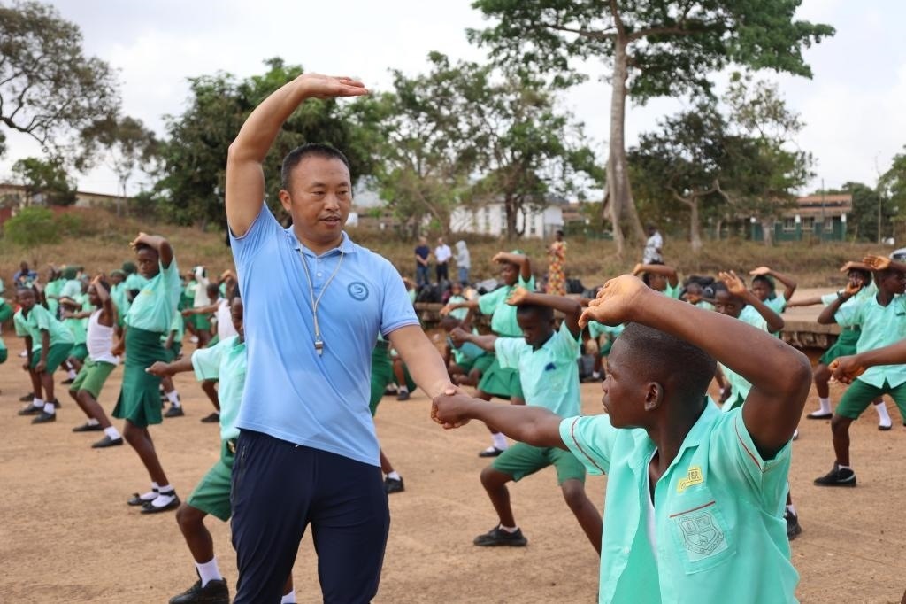 2月20日，在塞拉利昂首都弗里敦，來自塞拉利昂大學孔子學院的武術(shù)教師劉偉在為當?shù)貙W生上武術(shù)課。