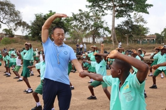 2月20日，在塞拉利昂首都弗里敦，來自塞拉利昂大學(xué)孔子學(xué)院的武術(shù)教師劉偉在為當(dāng)?shù)貙W(xué)生上武術(shù)課。