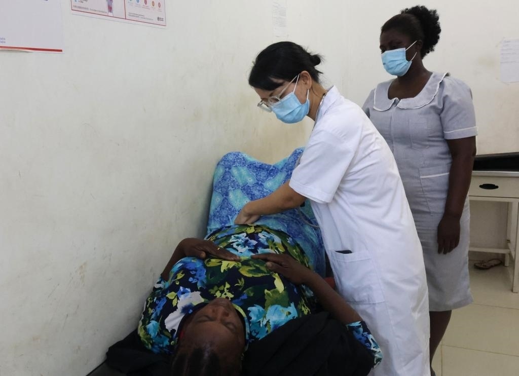 2023年2月27日，在塞拉利昂首都弗里敦，一名中國醫(yī)療隊的醫(yī)生正在為患者檢查身體。