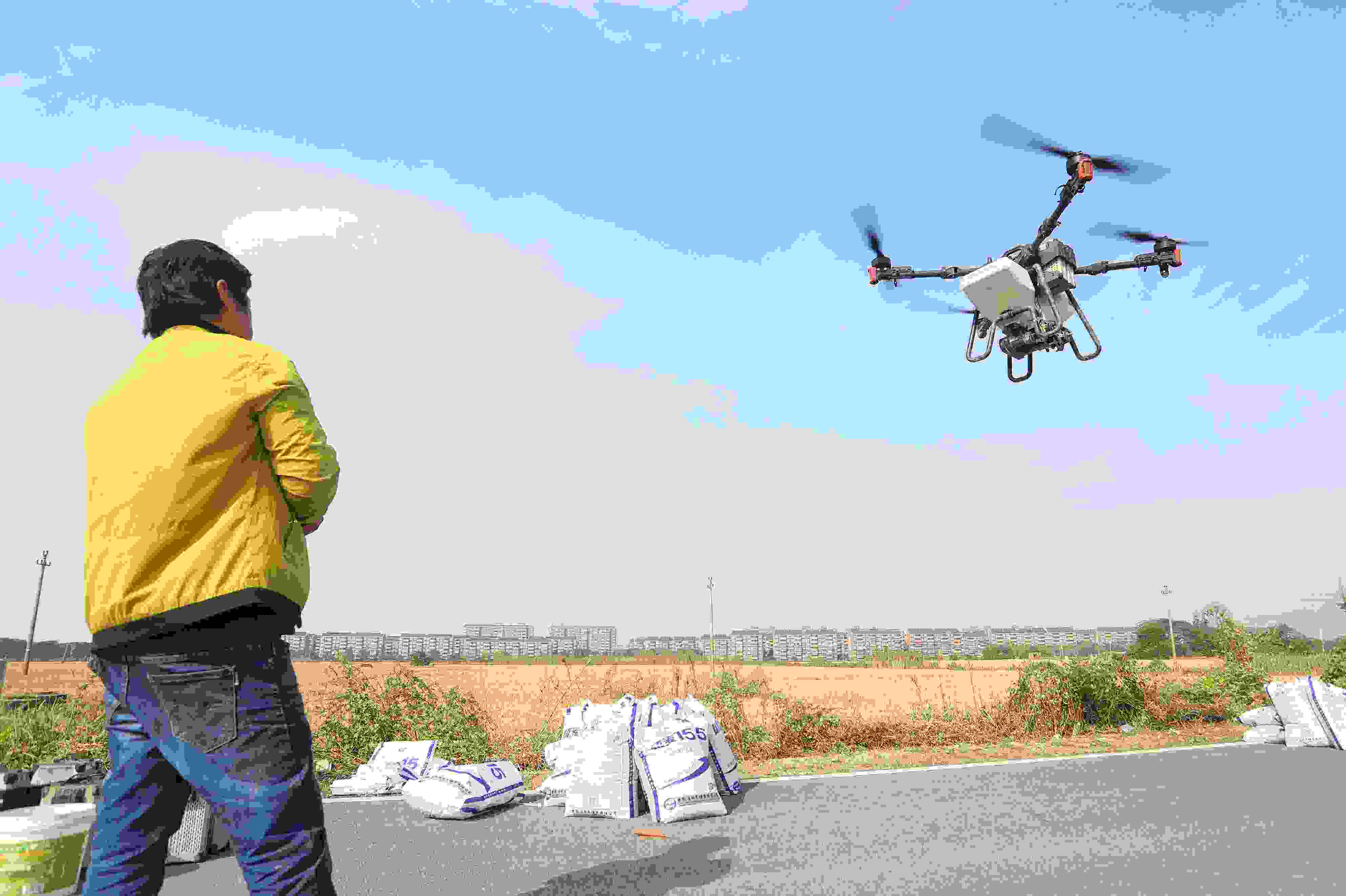 2023年11月15日，浙江嘉興，南湖區(qū)七星街道一處農(nóng)田里，農(nóng)民操縱無人機(jī)進(jìn)行冬小麥飛播。