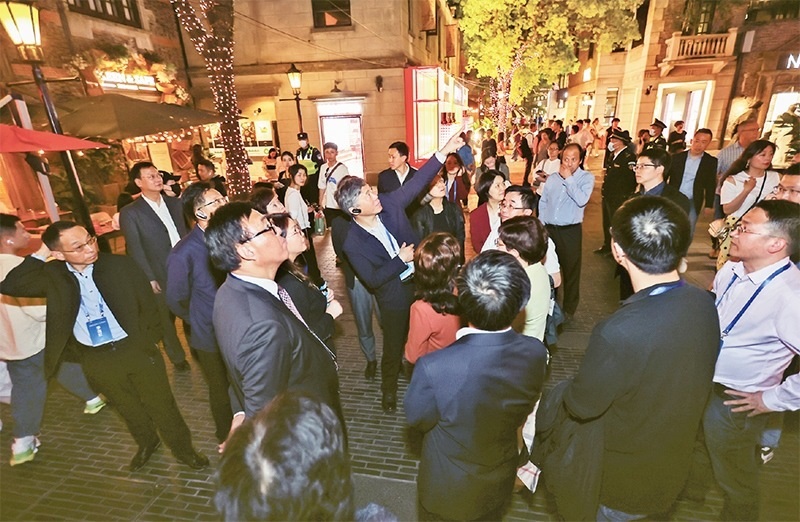 2023年4月18日，全國(guó)無(wú)黨派人士考察團(tuán)來(lái)到位于上海市黃浦區(qū)的上海新天地開(kāi)放式街區(qū)考察夜經(jīng)濟(jì)。 新華社記者 王翔/攝