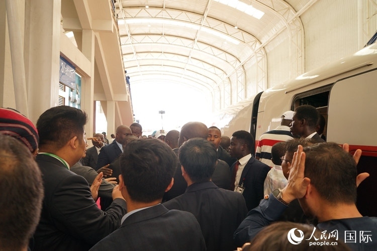人們爭相前往紅線試乘。人民網(wǎng)記者 姜宣攝