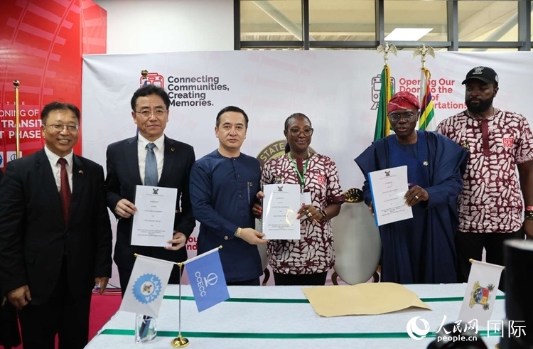 中國土木尼日利亞公司執(zhí)行董事張志臣（左三）與桑沃-奧盧（右二）分別代表雙方簽署了項目二期合同。閆玉娟攝