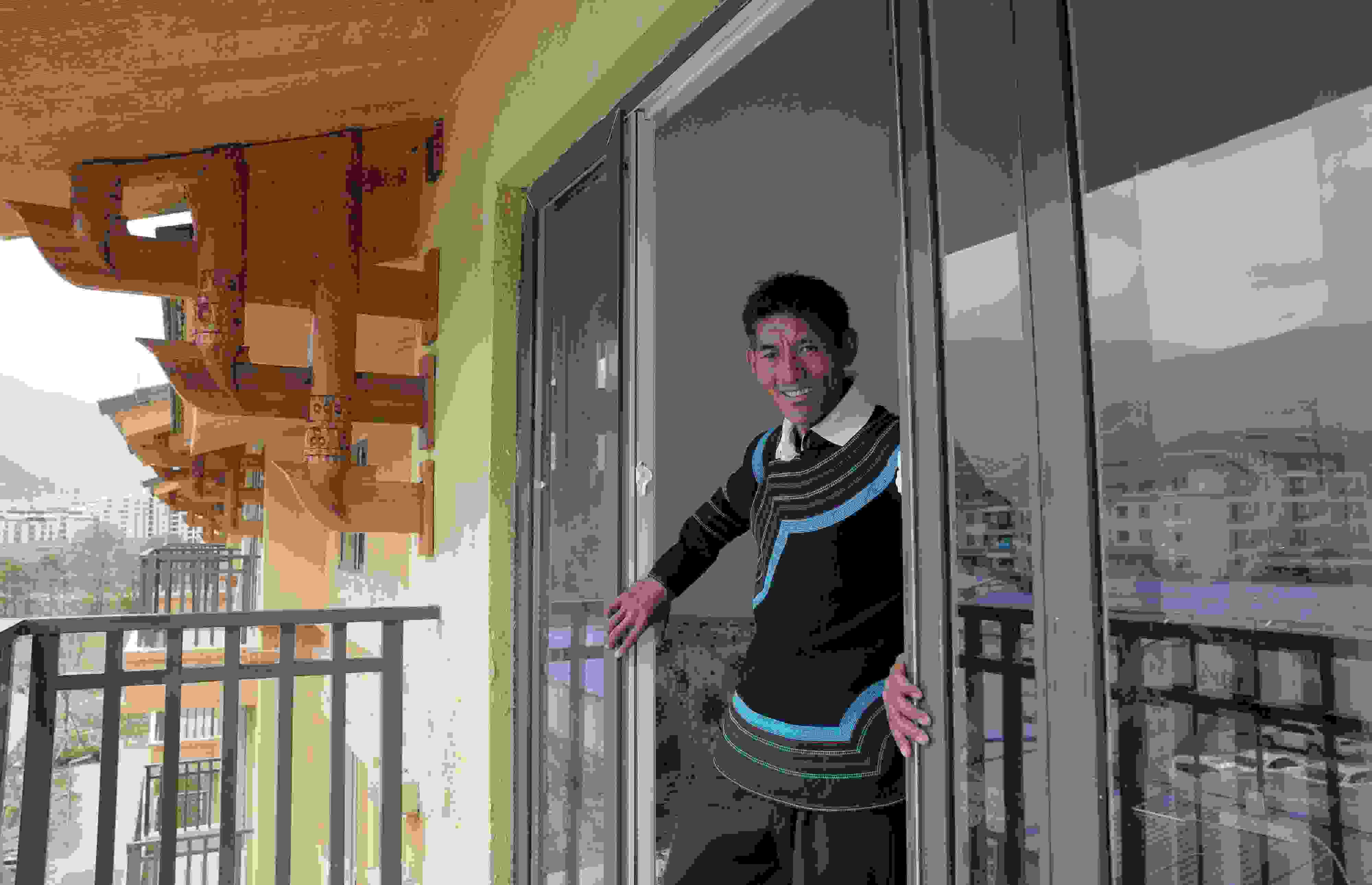 2020年5月14日，四川涼山彝族自治州昭覺(jué)縣，“懸崖村”村民某色伍哈入住新房。