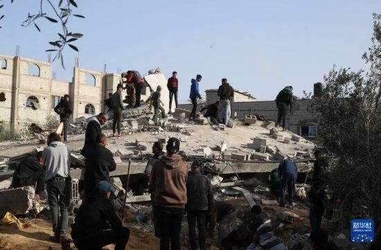  3月3日，在加沙地帶南部城市拉法，人們查看被以軍空襲破壞的建筑。新華社發(fā)（哈立德·奧馬爾攝）