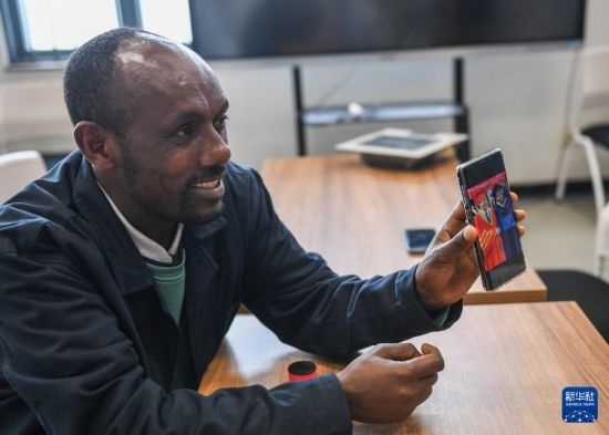 2月15日，在亞的斯亞貝巴的埃塞俄比亞聯(lián)邦職業(yè)技術(shù)培訓(xùn)學(xué)院，魯班工坊當(dāng)?shù)亟處熂s納斯·阿凱萊（中文名艾友涵）展示在中國學(xué)習(xí)時的照片。