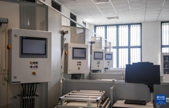 這是2月15日在亞的斯亞貝巴的埃塞俄比亞聯(lián)邦職業(yè)技術(shù)培訓(xùn)學(xué)院魯班工坊內(nèi)拍攝的機電一體化設(shè)備。