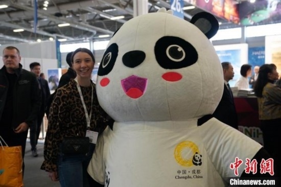 3月5日，2024年柏林國際旅游交易會(ITB)在柏林會展中心拉開帷幕。以“你好！中國”為主題的中國展區(qū)當(dāng)日亮相展會。圖為觀眾與大熊貓人偶合影。中新社記者 馬秀秀 攝