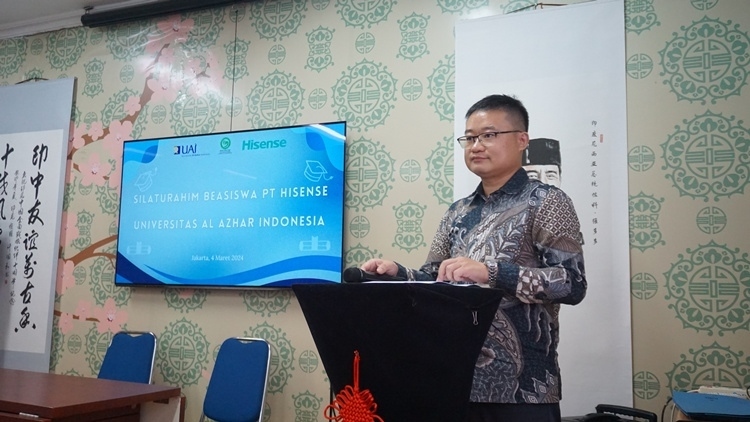 海信印尼公司總經(jīng)理李現(xiàn)委致辭。阿拉扎大學(xué)孔子學(xué)院供圖