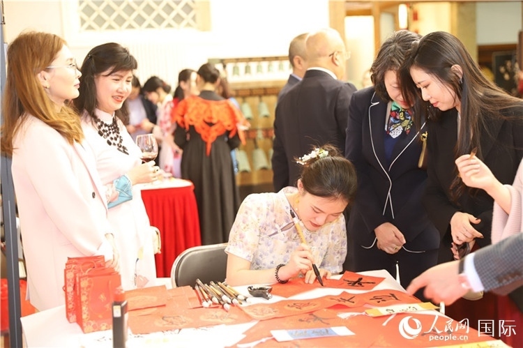 現(xiàn)場書法體驗。人民網(wǎng)記者 霍文攝