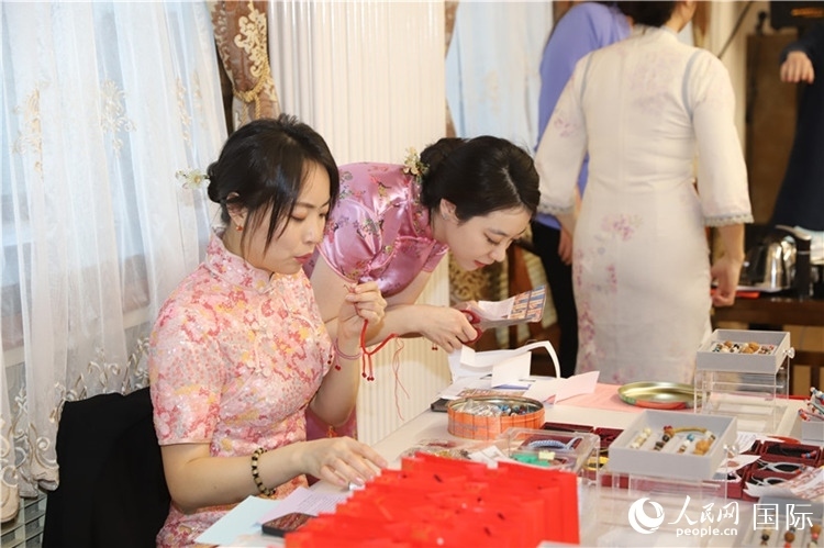 孔院教師展示剪紙。人民網(wǎng)記者 霍文攝