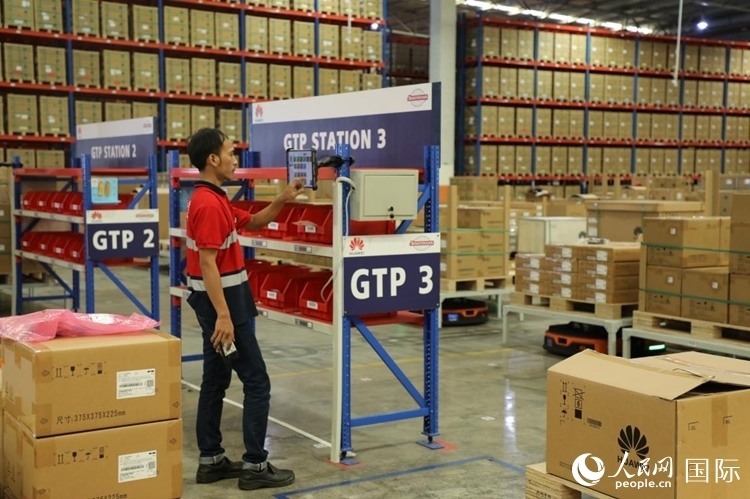 華為5G智能倉庫里，工作人員正在利用智能系統(tǒng)辦公。人民網(wǎng)記者 曹師韻攝