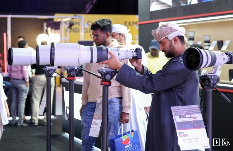 參觀者在體驗攝影設(shè)備。人民網(wǎng)塔里克·易卜拉欣攝