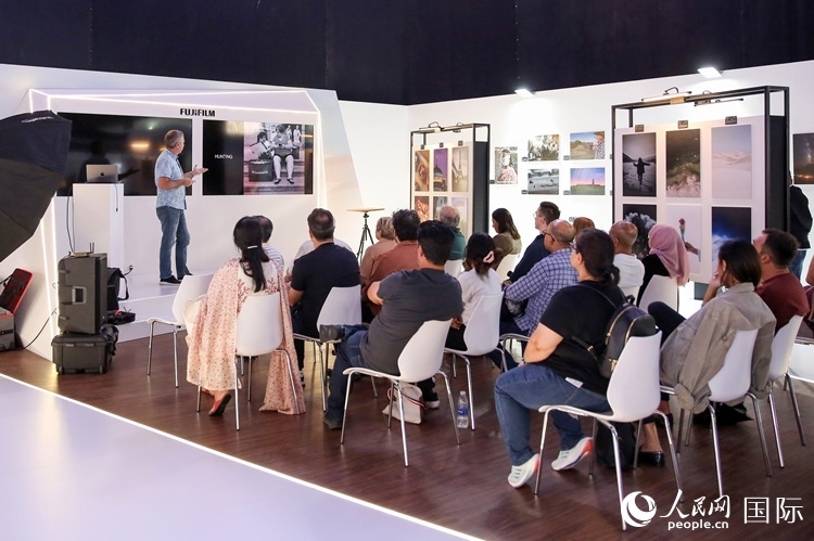 觀眾在參加攝影講座。人民網(wǎng)塔里克·易卜拉欣攝