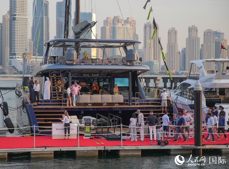 觀眾在參觀游艇。人民網(wǎng) 塔里克·易卜拉欣攝