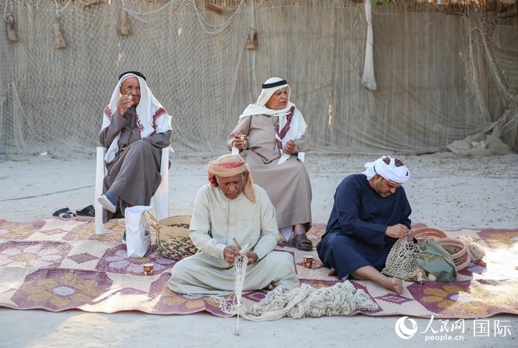 漁民演示制作漁網。人民網 塔里克·易卜拉欣攝