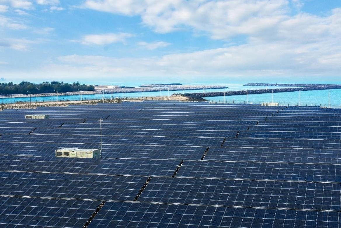 項(xiàng)目廣泛采用光伏補(bǔ)償發(fā)電系統(tǒng)，降低能源消耗。山東電建三公司供圖