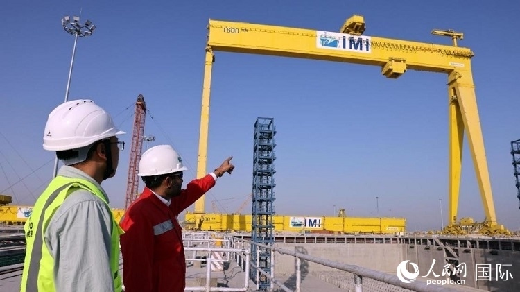工作人員查看龍門吊情況。人民網(wǎng)記者管克江攝