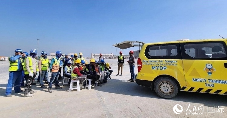 安全宣講出租車在現(xiàn)場播放安全視頻。人民網(wǎng)記者 管克江攝