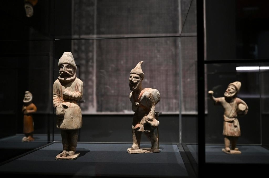 “歷史之遇——中國與西亞古代文明交流展”于1月12日至4月11日在故宮午門正殿展廳舉行。這是展出的陶彩繪人俑（1月10日攝）。新華社記者金良快攝
