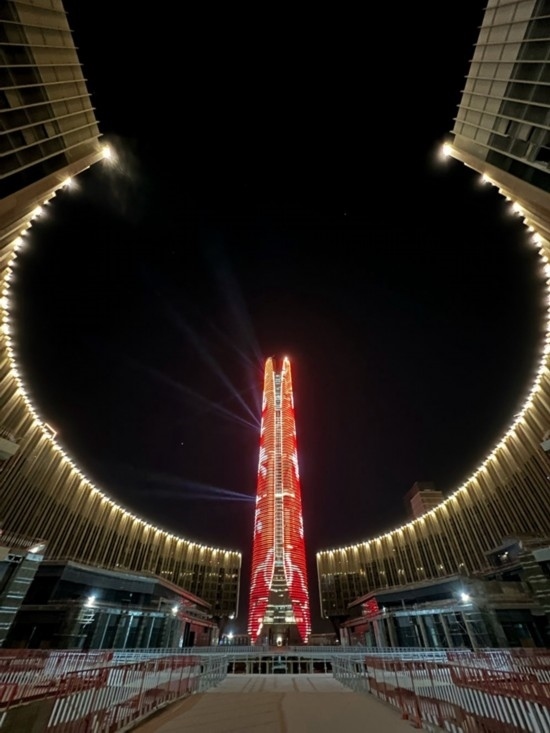  2024年2月9日，埃及開羅以東建設(shè)中的埃及新行政首都中央商務(wù)區(qū)項(xiàng)目上演燈光秀，迎接龍年春節(jié)。新華社發(fā)（黎炳宏攝）