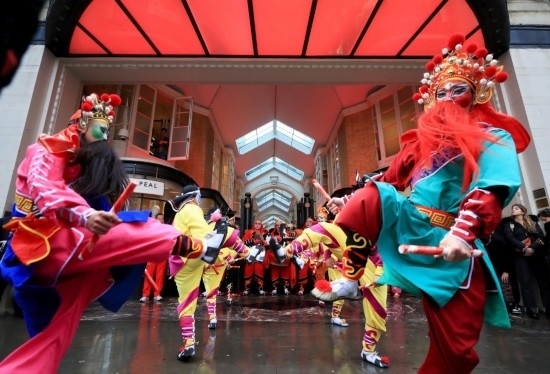  2024年2月10日，來自廣東普寧的英歌舞團(tuán)演員在英國倫敦伯靈頓拱廊街表演英歌舞。新華社記者 李穎 攝